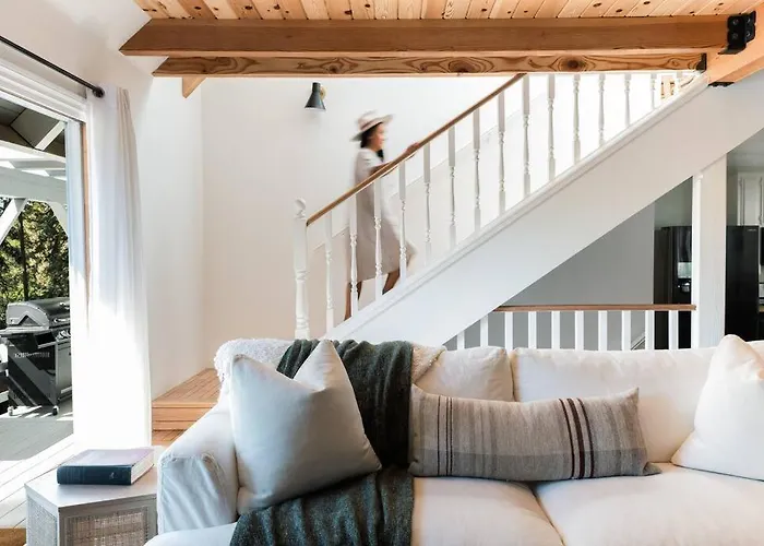 Wild Olive Lodge ° Serene Grandma Chic Getaway Cabin