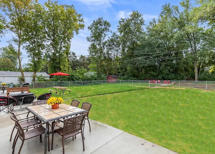 Warm & Comfy 2Br, Huge Backyard, Great Location!