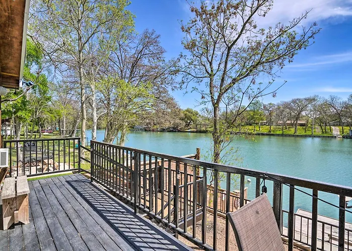 Guadalupe Riverfront Studio W/ Private Balcony