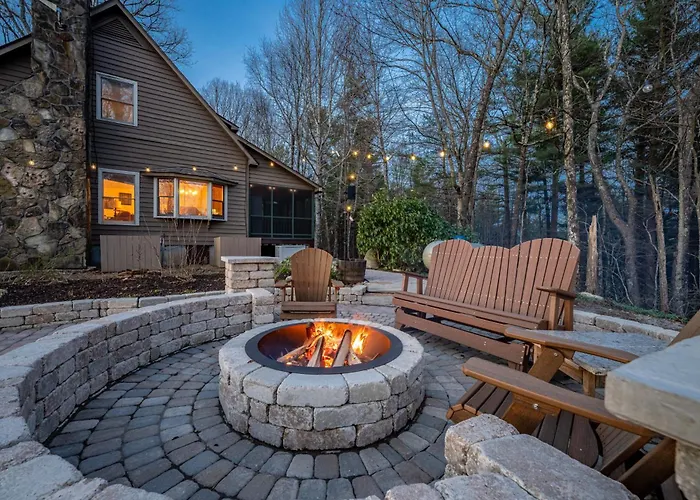Near Highlands: 36-Acre Scaly Mountain Lodge