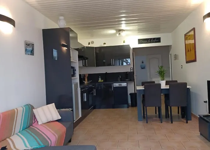 Appartement Spacieux De Plein Pied Avec 2 Chambres, Cuisine, Salon, Terrasse A 2 Minutes De La Plage