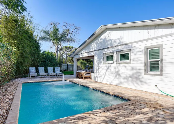 Fenced Yard, 4 Mi To Stuart Beach: Family Retreat!