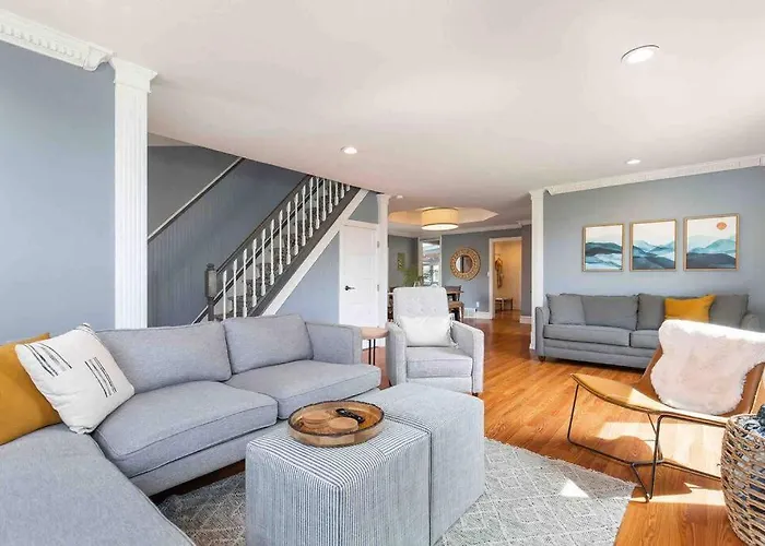 Spacious Retreat With Guest House, Game Room, Parking In N Tacoma