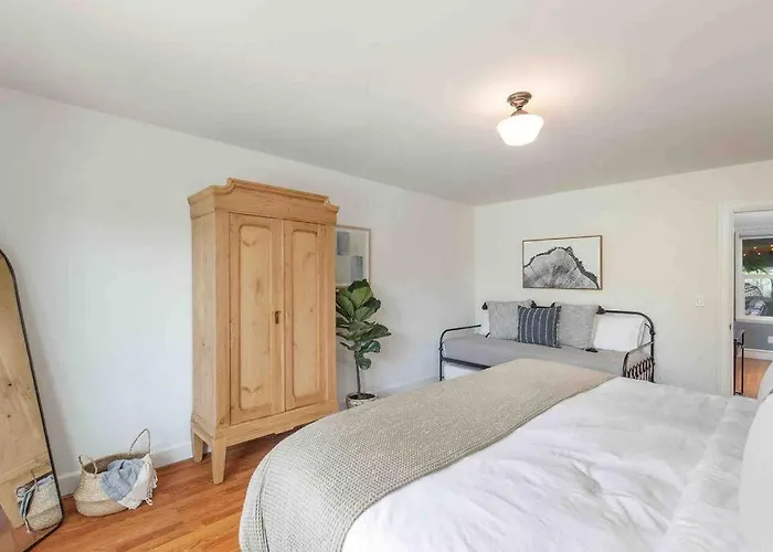 Spacious Retreat With Guest House, Game Room, Parking In N Tacoma