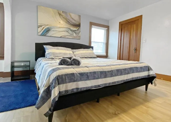 Lux 3Br, Steps From Airport, U Of R & Grocery Stores