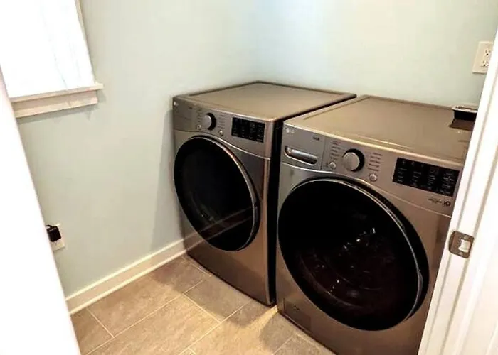Walkable Elmwood Cottage, No Chores 2Bath 2Br 2Car