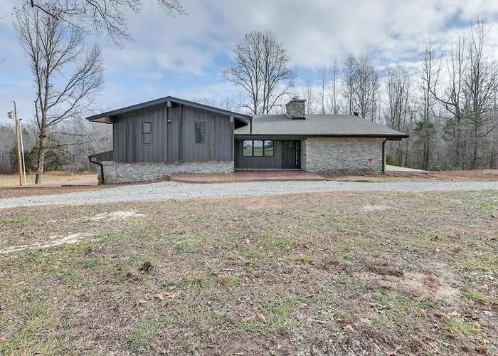 'The Duck Farm' Sugar Tree Hideaway W/ Yard!