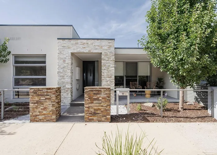 Helm House - A Contemporary Coastal Group Retreat