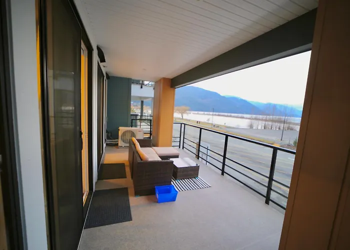 Dreamy Panoramic Lakeview 1 Bedroom Plus Den