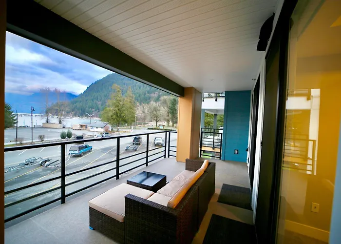 Dreamy Panoramic Lakeview 1 Bedroom Plus Den