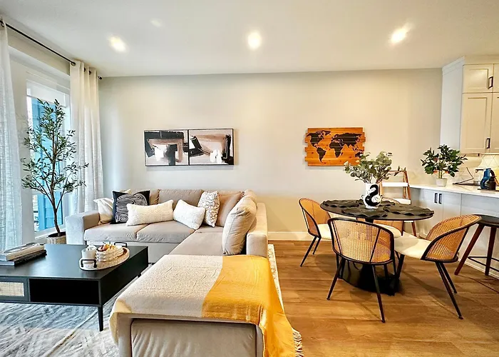Dreamy Panoramic Lakeview 1 Bedroom Plus Den