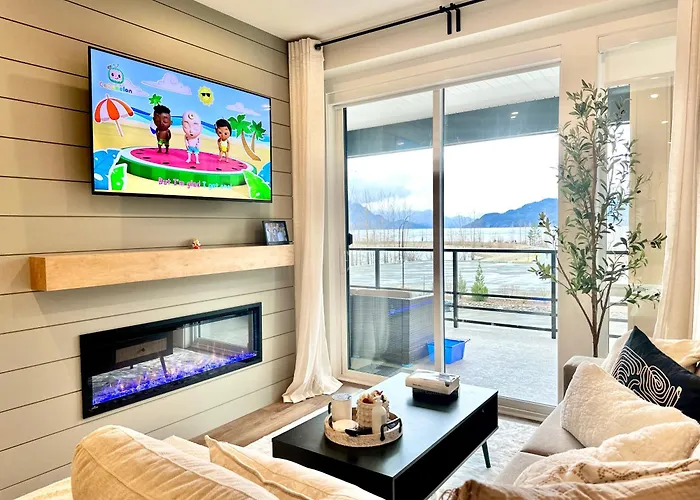 Dreamy Panoramic Lakeview 1 Bedroom Plus Den