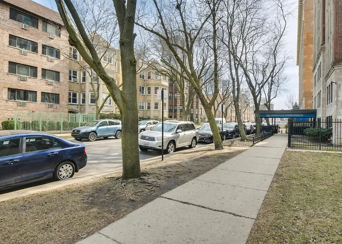 Stylish Chicago Retreat: Walk To Loyola University