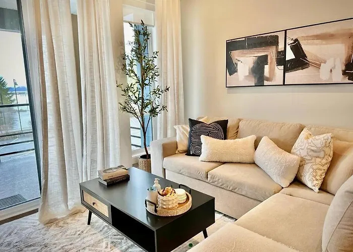 Dreamy Panoramic Lakeview 1 Bedroom Plus Den