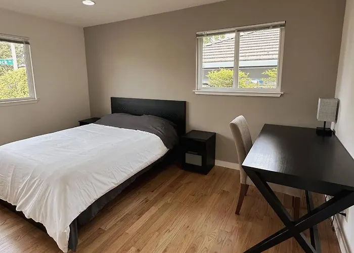 Modern, Renovated 5B/3Ba Near Apple, Kaiser