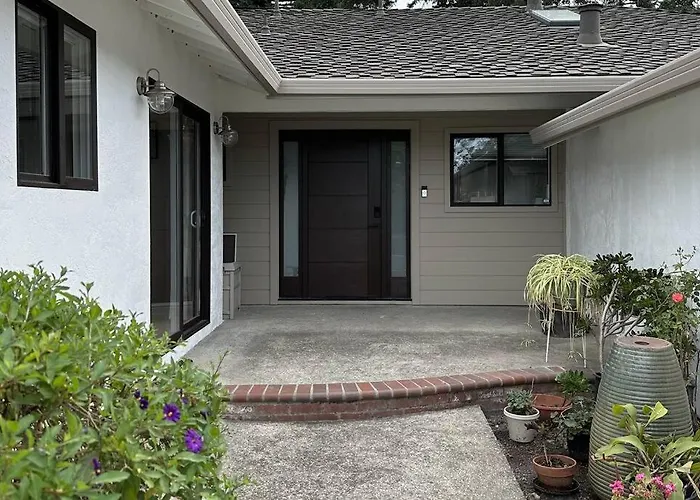 Modern, Renovated 5B/3Ba Near Apple, Kaiser