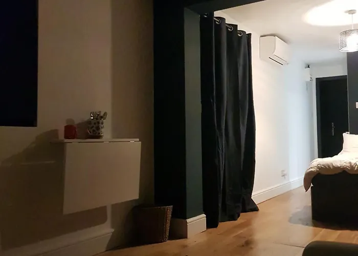 Modern 1-Bed Apartment, Plus Parking, Near Oxford And The Jr