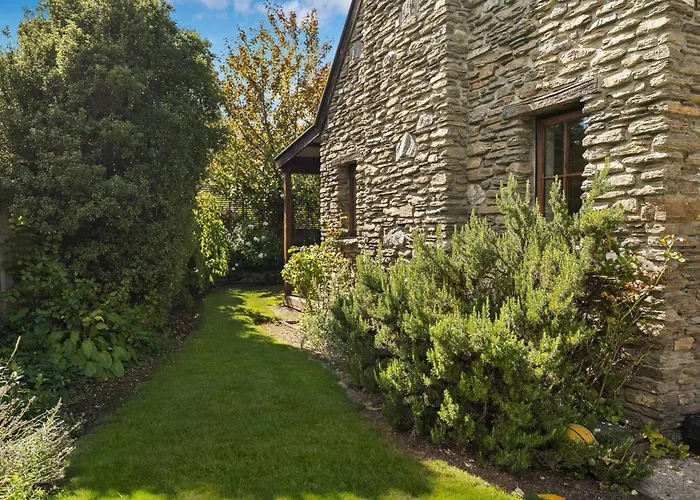 Maytime Cottage - Arrowtown Holiday Home