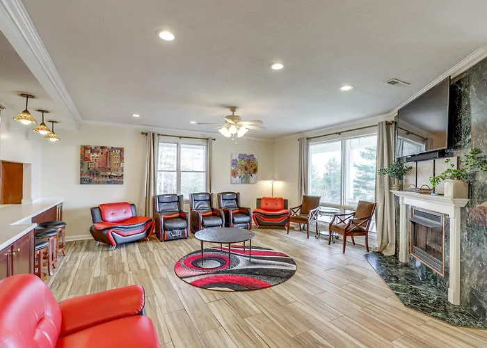 Spacious Group Retreat W/ Game Room In Marshall!