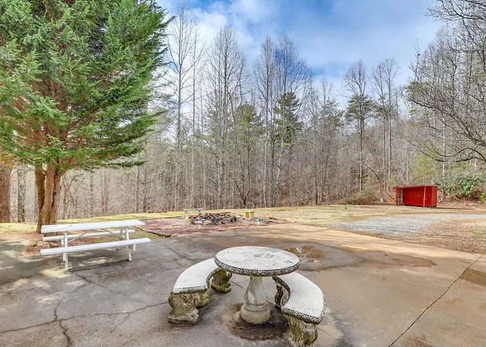 Spacious Group Retreat W/ Game Room In Marshall!