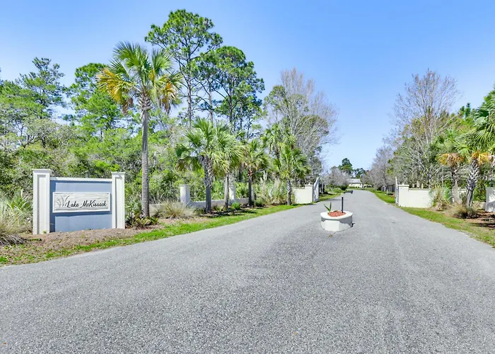 Lovely Carrabelle Home W/ Lake Views & Pool Access