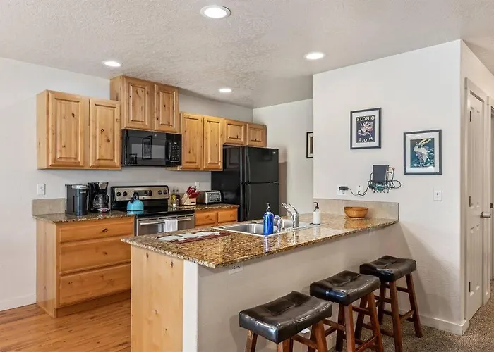 Charming Private Twnhome W/ Large Fenced Yard