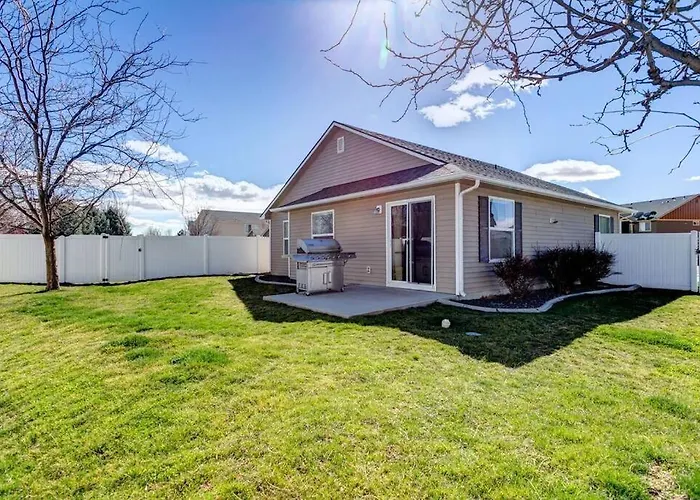 Charming Home W/ Fenced Yard On Quiet Street