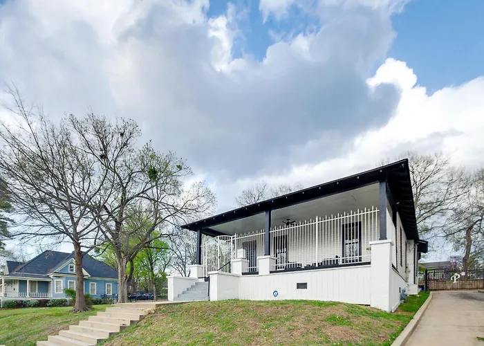 Stylish Home ~ 2 Mi To Jackson State & Belhaven!