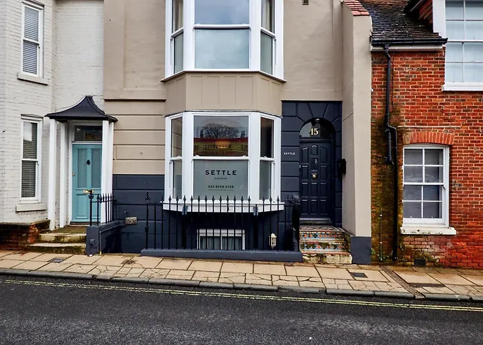 Settle In Winchester - Stylish Self Check-In Rooms
