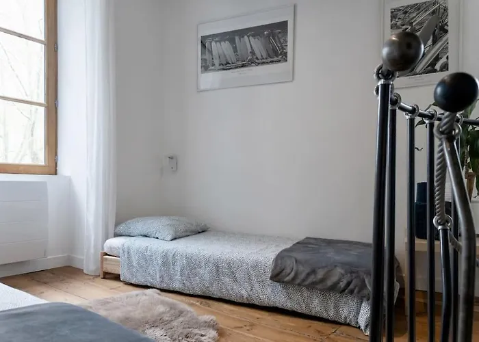 Maison Et Appartement Attenant Pour 10 Personnes Avec Terrasse, Cour Et Parking