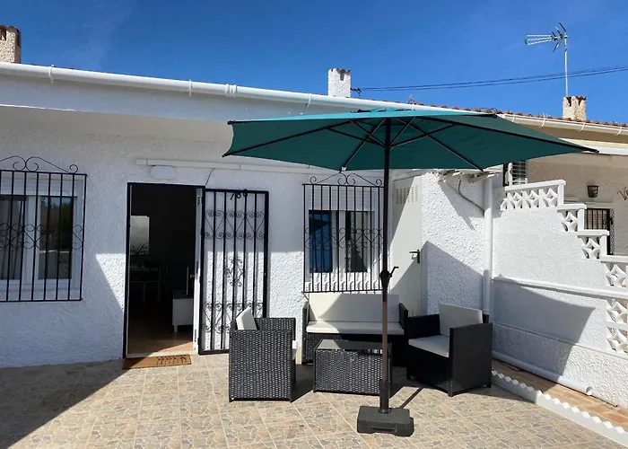 Modern And Airy Holiday Home With Private Parking