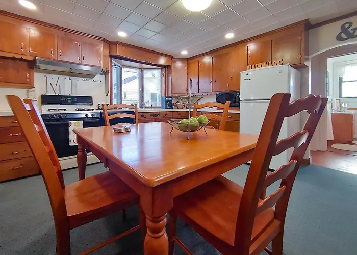 Huge Historic, W/Large Yard & Close To Beach