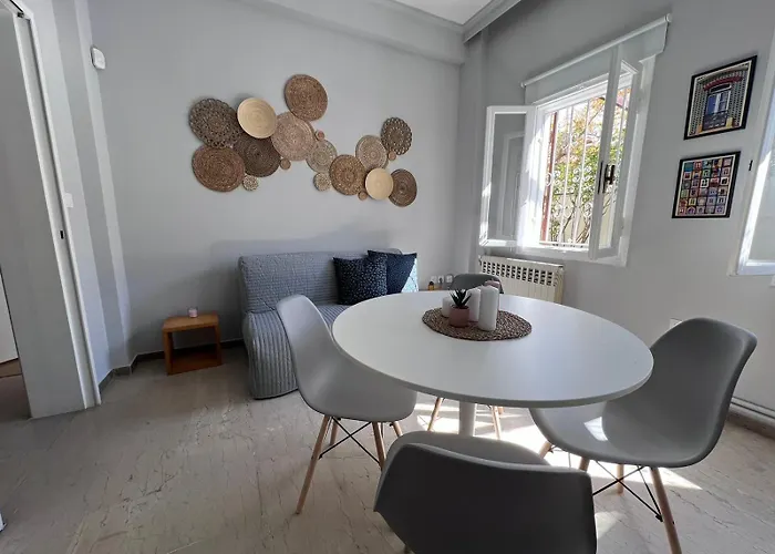 Retro House With Garden In Anopoli