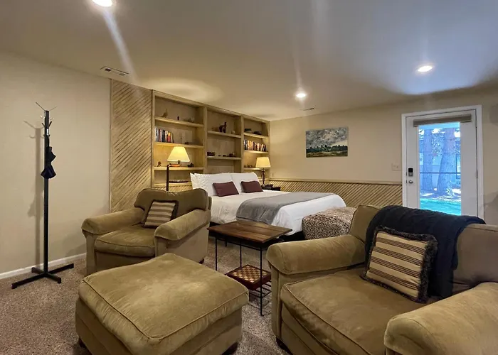 Couples Retreat With Hot Tub, Sauna And Steam Room