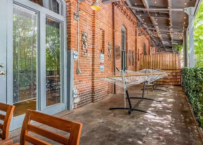 100 Year-Old Historic Brick 2Br Loft & Large Patio & Hammocks & High Ceiling