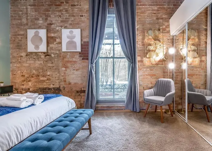 100 Year-Old Historic Brick 2Br Loft & Large Patio & Hammocks & High Ceiling