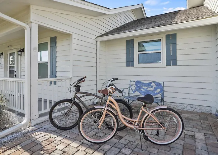 Southern Mermaid Cottage- Pet Friendly Fenced