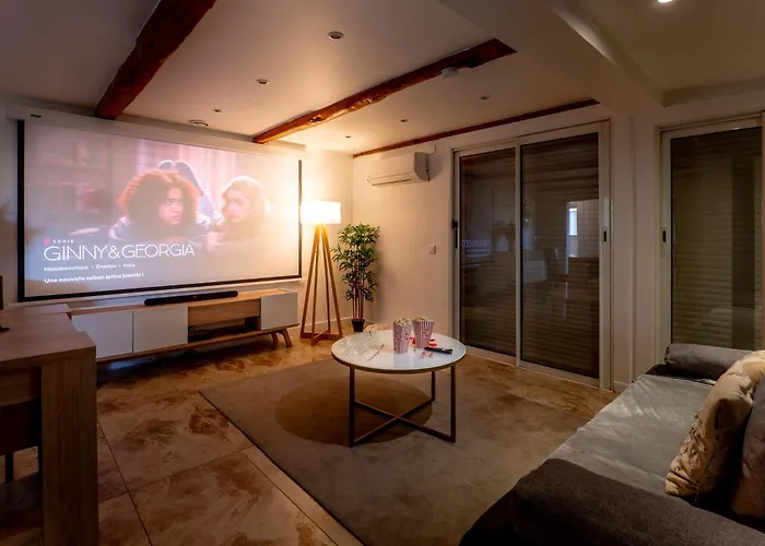 Piscine-Jacuzzi-Sauna -Videoprojecteur Perle Rare
