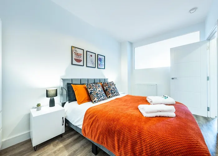 Contractors Welcome - 2 Bed Potters Bar - Free Parking - Direct London