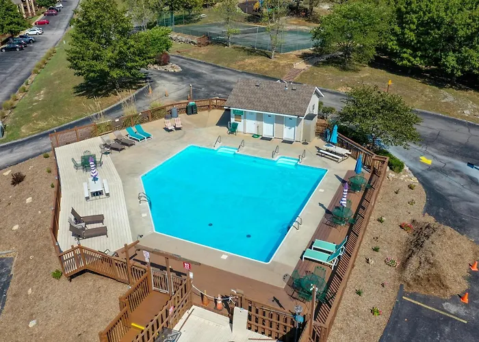 Family And Pet Friendly Ground Level Condo, 4 Mins To Silver Dollar City, Amazing Ozark Mountain Views