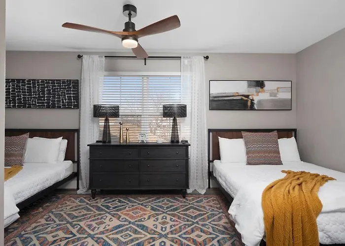 Modern Escape: 5Br/2.5Ba Near St. Louis Must-Sees