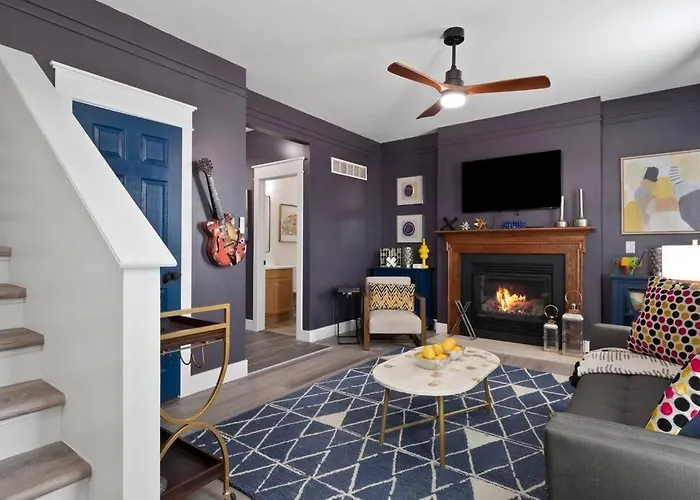Modern Escape: 5Br/2.5Ba Near St. Louis Must-Sees