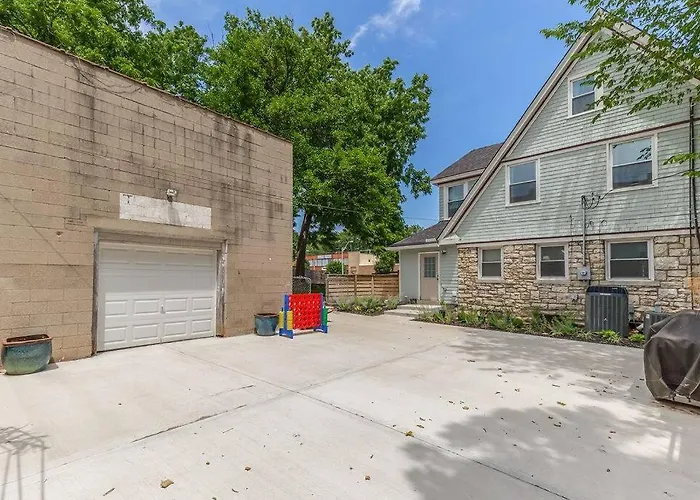 Grand Mansion: 6Br, 5.5Ba Near Top Kc Attractions