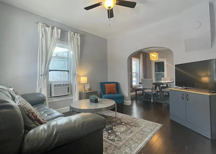The Cottage! Chic Bungalow Near Old Town Square!