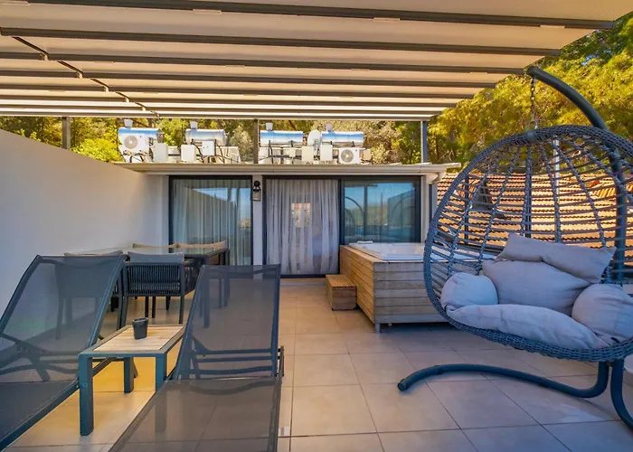 Nakas Suites