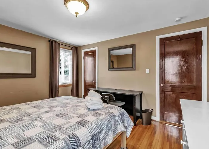 Gorgeous 2 Queen Bedroom Apartment In North Buffalo With 70 Inch Tv