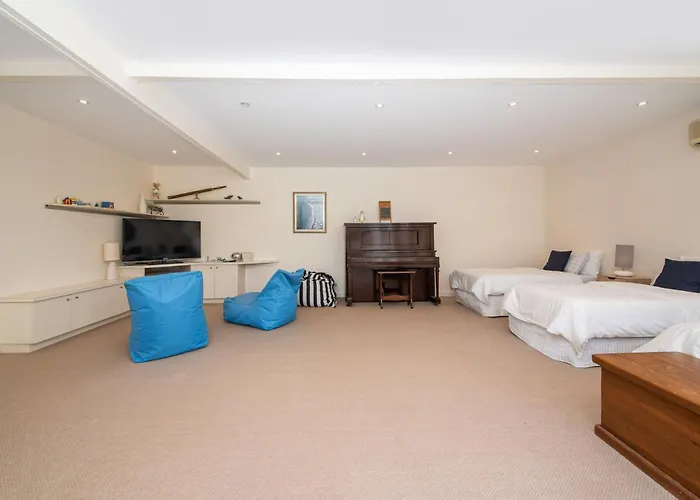 Skomer House Portsea With Gas Heated Pool. Steps To Beach And Portsea Pub