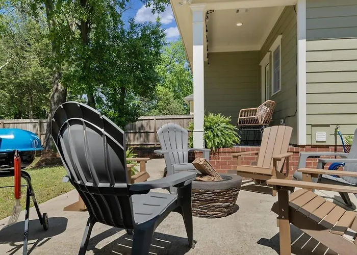 Single Story Fire Pit Updated Close To Downtown