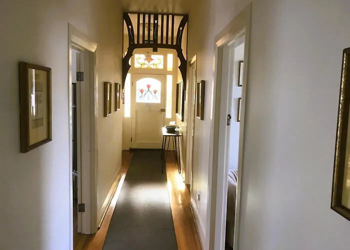 Belton Apartments-Hedge Cottage