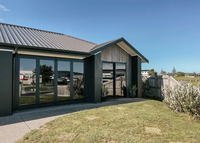 Retro Style Beach Retreat - Matarangi Holiday Unit
